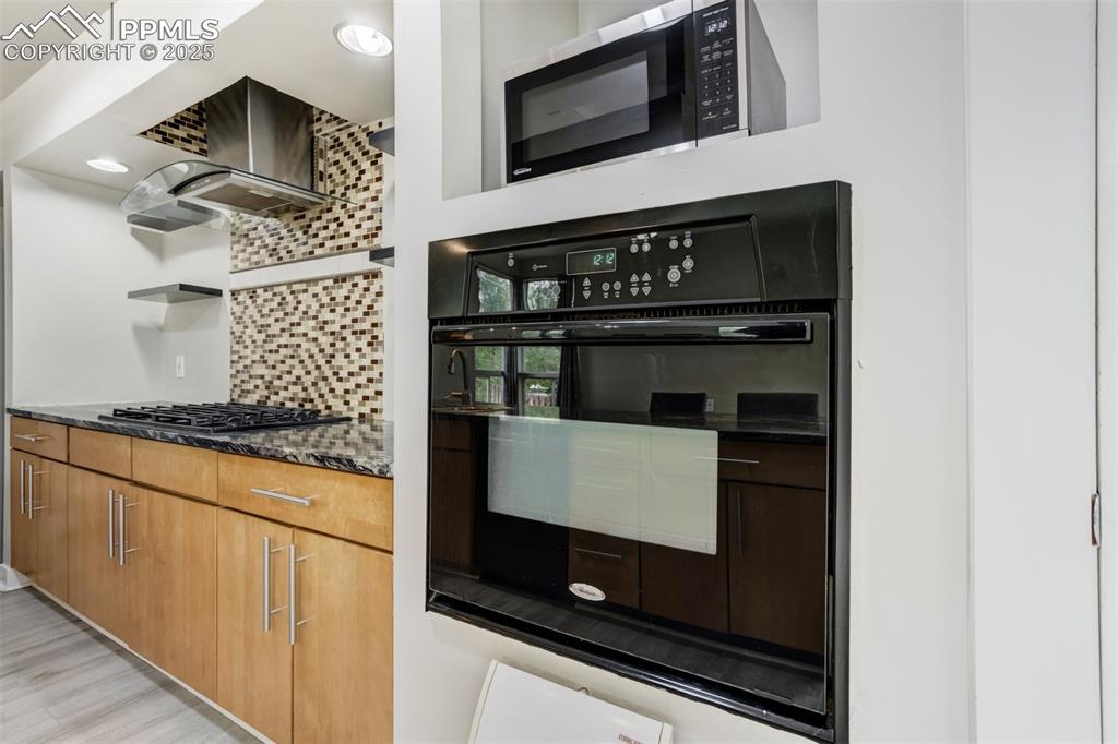 Image 13 of 48: Kitchen