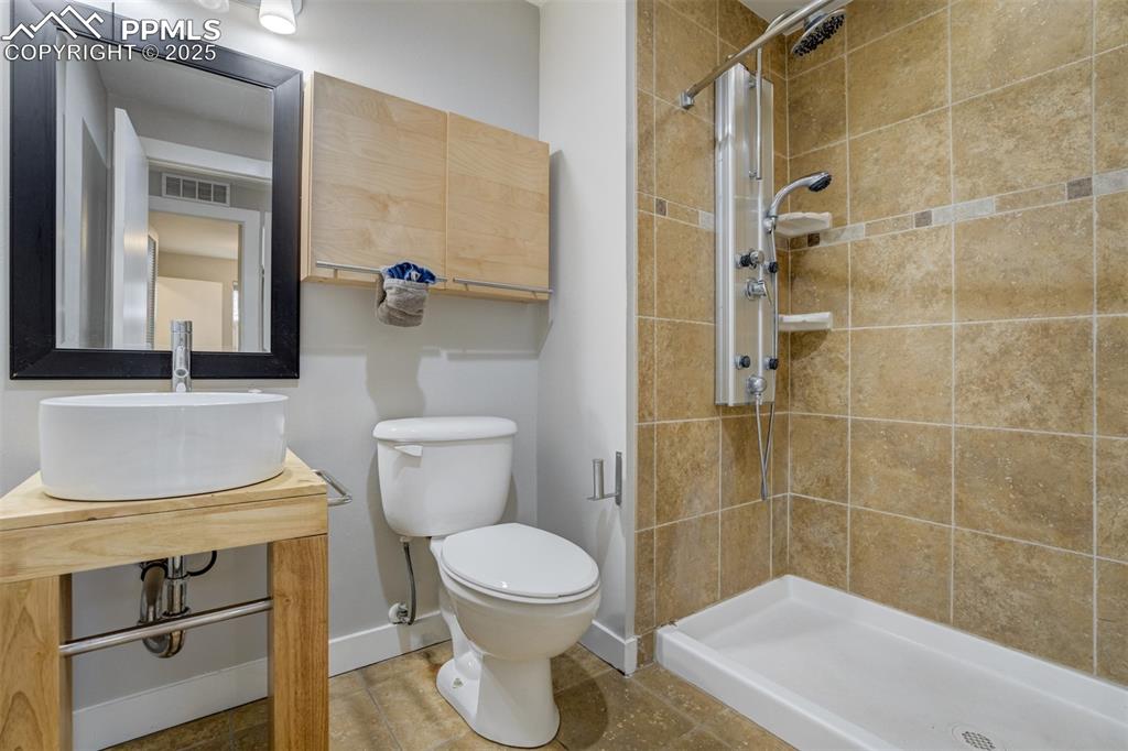 Image 19 of 48: Bathroom