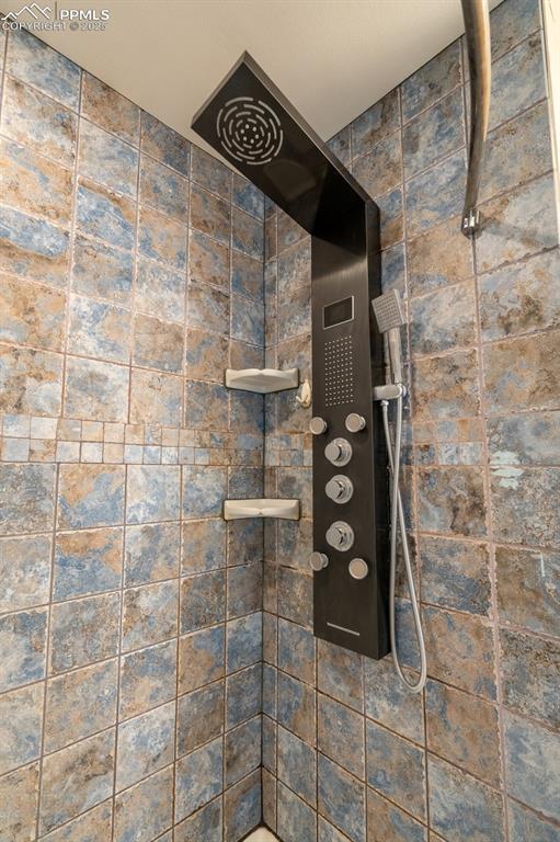 Image 25 of 48: Bathroom