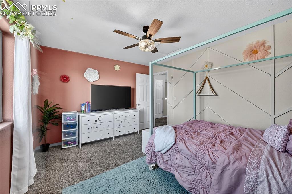 Image 18 of 34: Bedroom