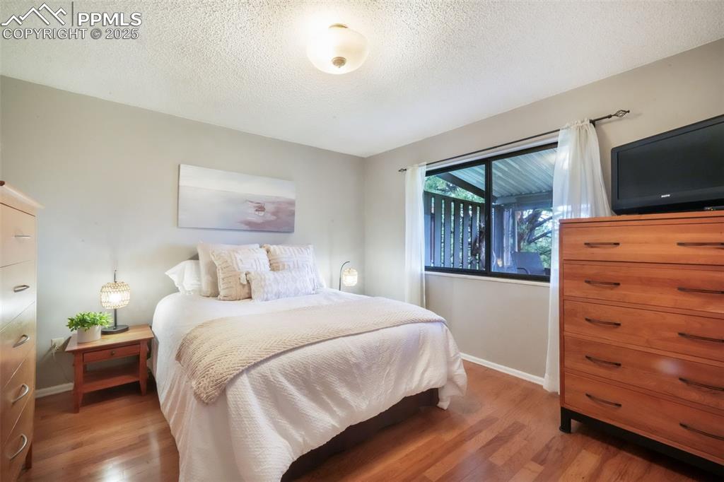 Image 10 of 50: Bedroom