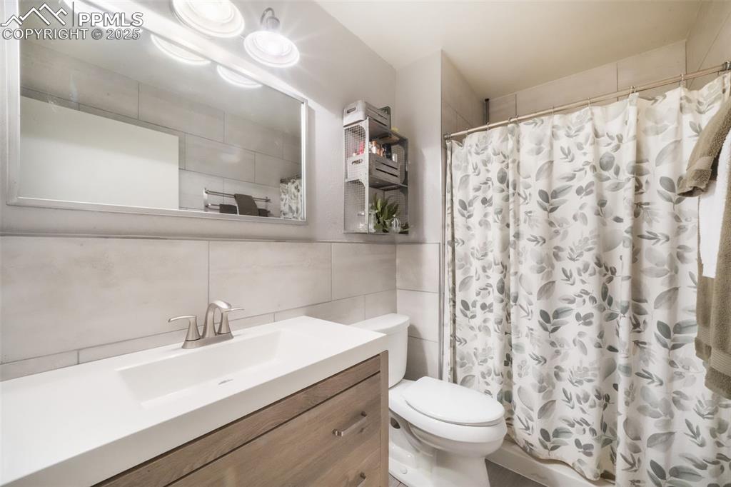 Image 14 of 50: Bathroom