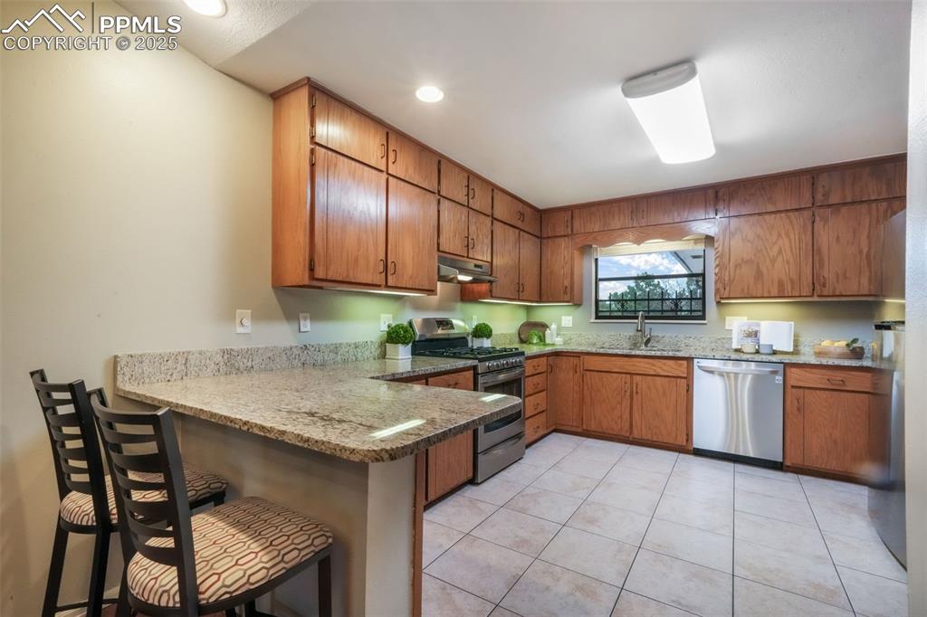 Image 16 of 50: Kitchen