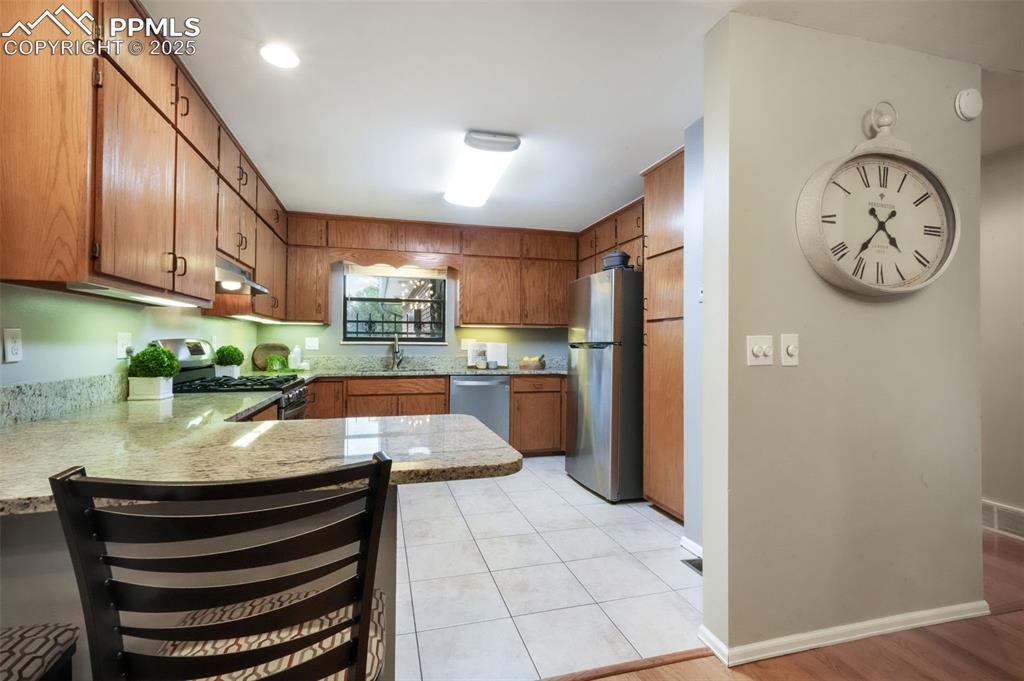 Image 17 of 50: Kitchen