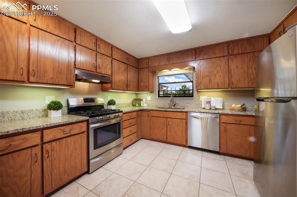 Image 18 of 50: Kitchen