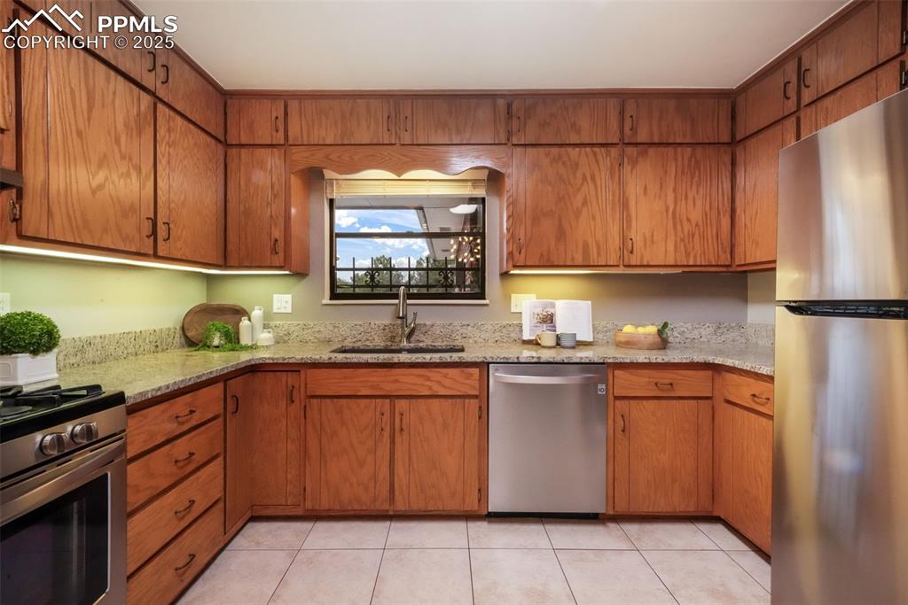 Image 19 of 50: Kitchen