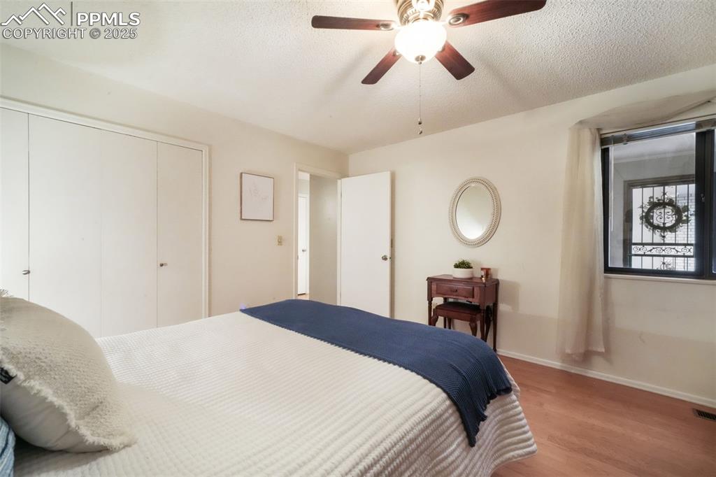 Image 5 of 50: Bedroom