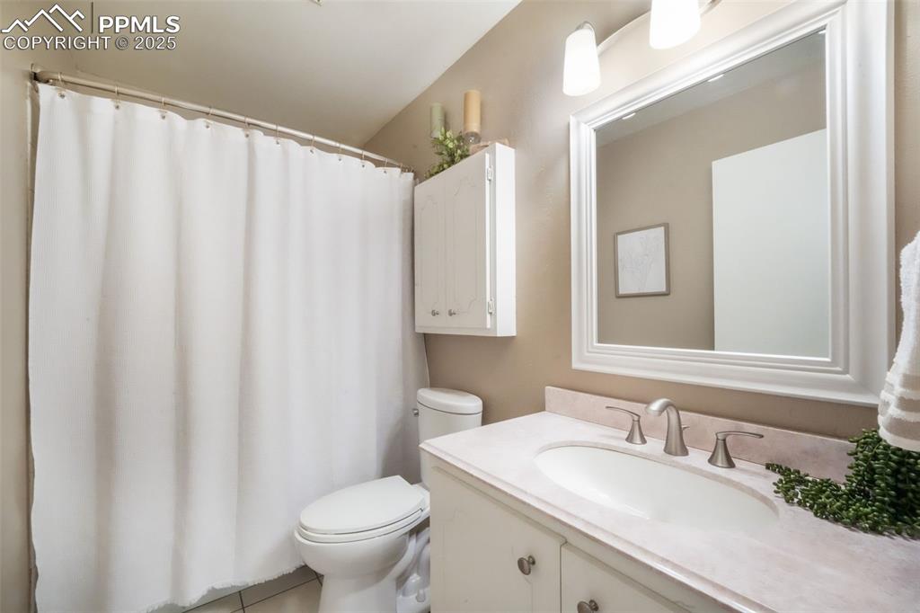 Image 8 of 50: Bathroom