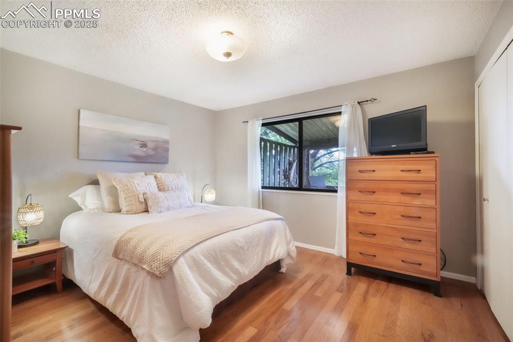 Image 9 of 50: Bedroom