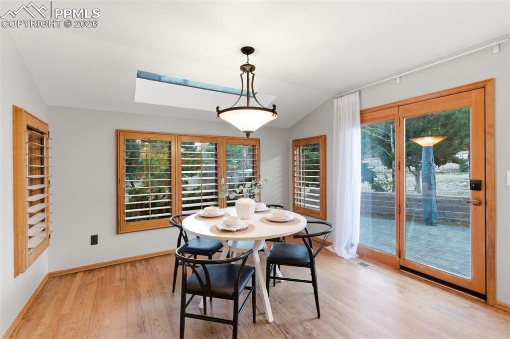 Image 14 of 50: Dining Area