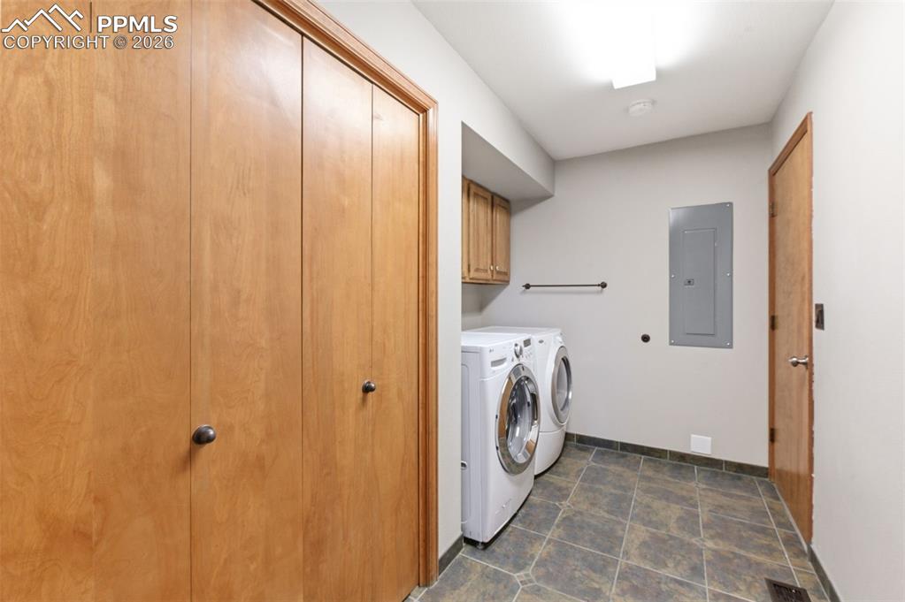 Image 17 of 50: Laundry