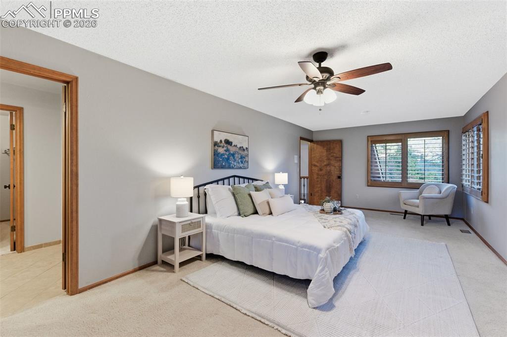 Image 19 of 50: Bedroom