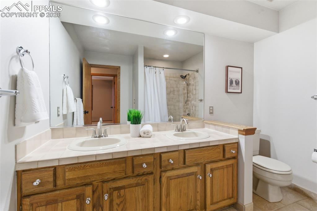 Image 24 of 50: Bathroom