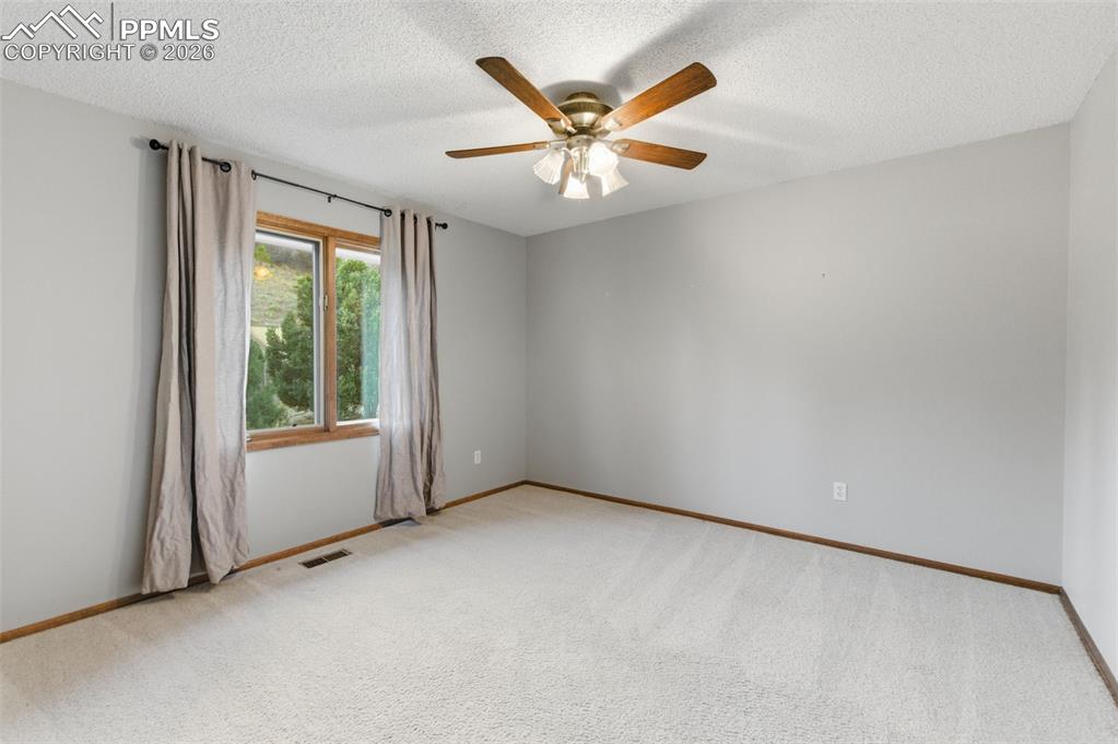 Image 25 of 50: Bedroom