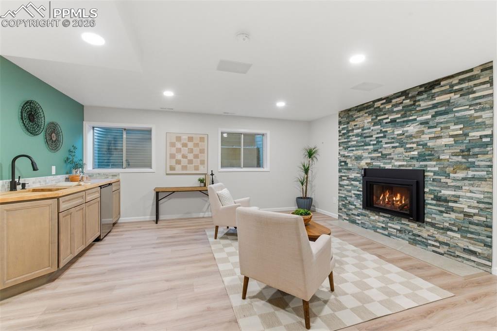 Image 27 of 50: Living Room