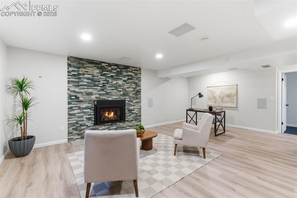 Image 28 of 50: Living Room