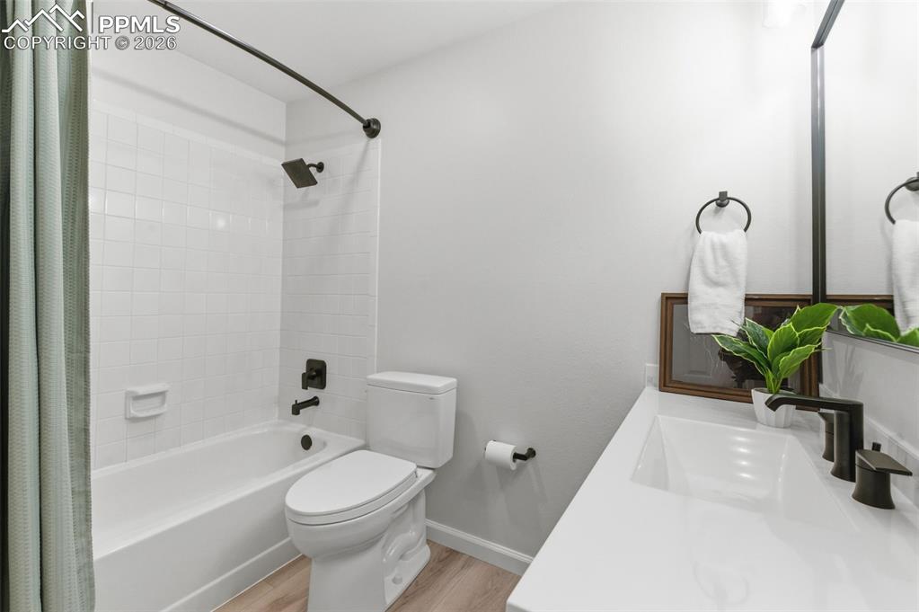 Image 34 of 50: Bathroom