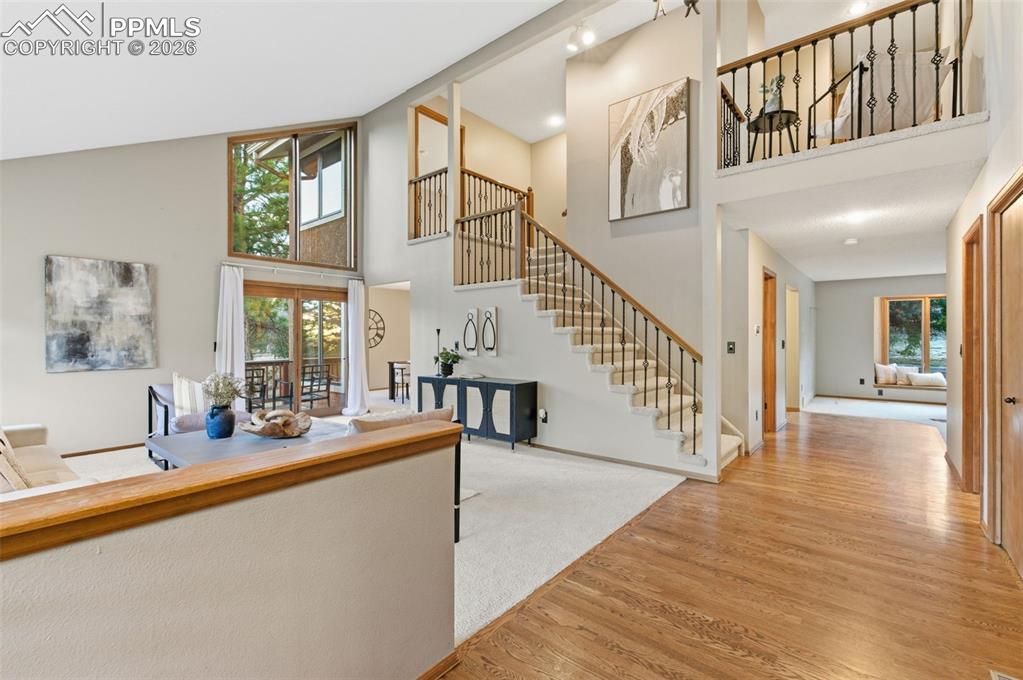 Image 4 of 50: Living Room