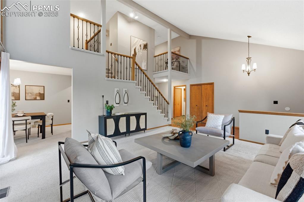 Image 7 of 50: Living Room