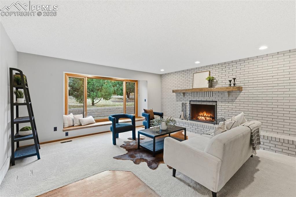 Image 8 of 50: Living Room