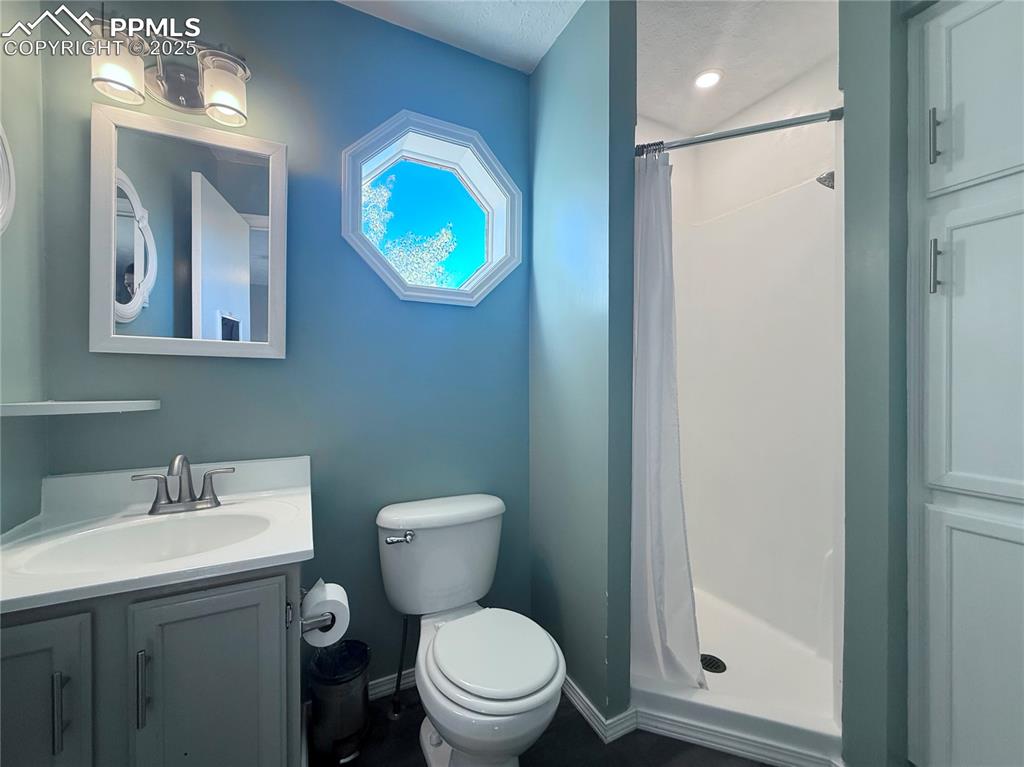 Image 18 of 38: Bathroom