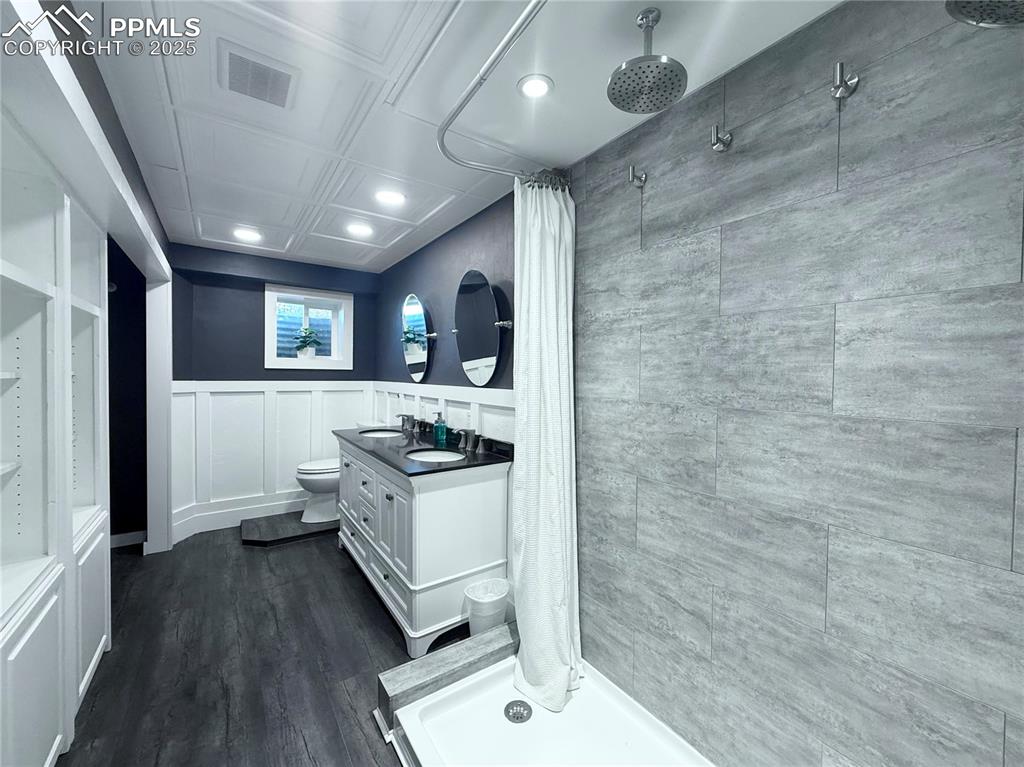 Image 23 of 38: Bathroom