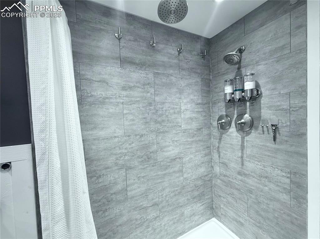 Image 24 of 38: Bathroom