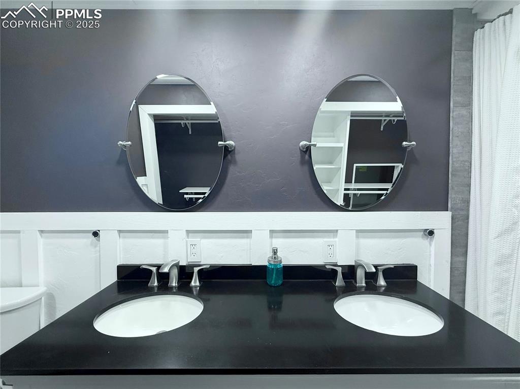 Image 25 of 38: Bathroom