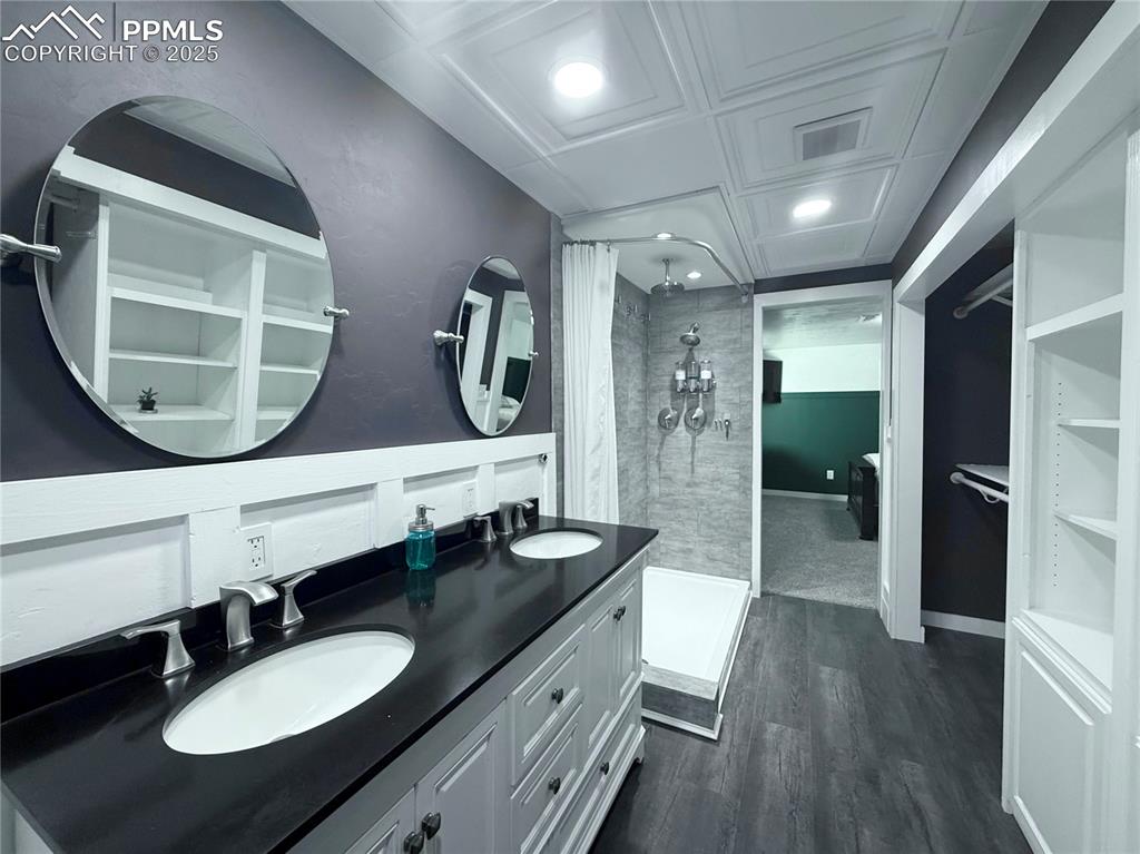 Image 26 of 38: Bathroom