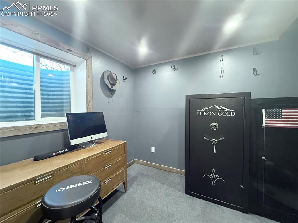 Image 30 of 38: Office