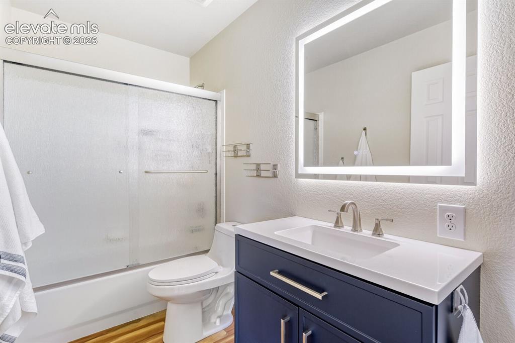 Image 20 of 28: Upstairs hall bath