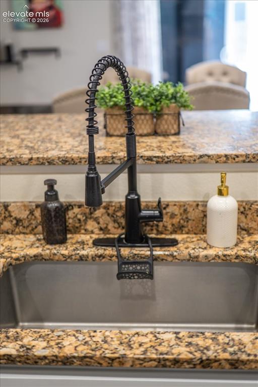 Image 17 of 50: Oversized deep sink, granite countertops 