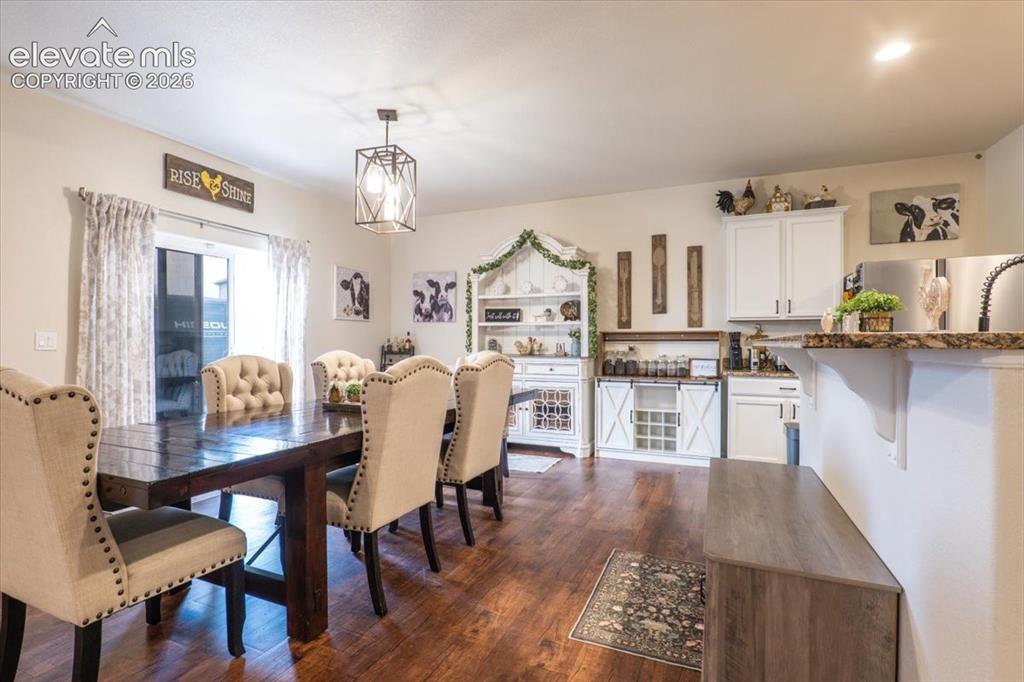 Image 19 of 50: Open concept perfect for entertaining. Access to backyard to keep guests en