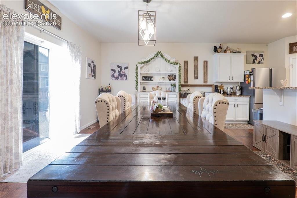 Image 20 of 50: Can fit your biggest table!