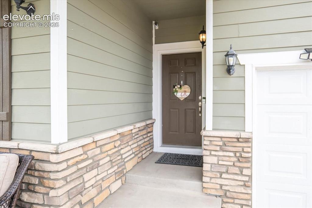 Image 8 of 50: Covered porch 