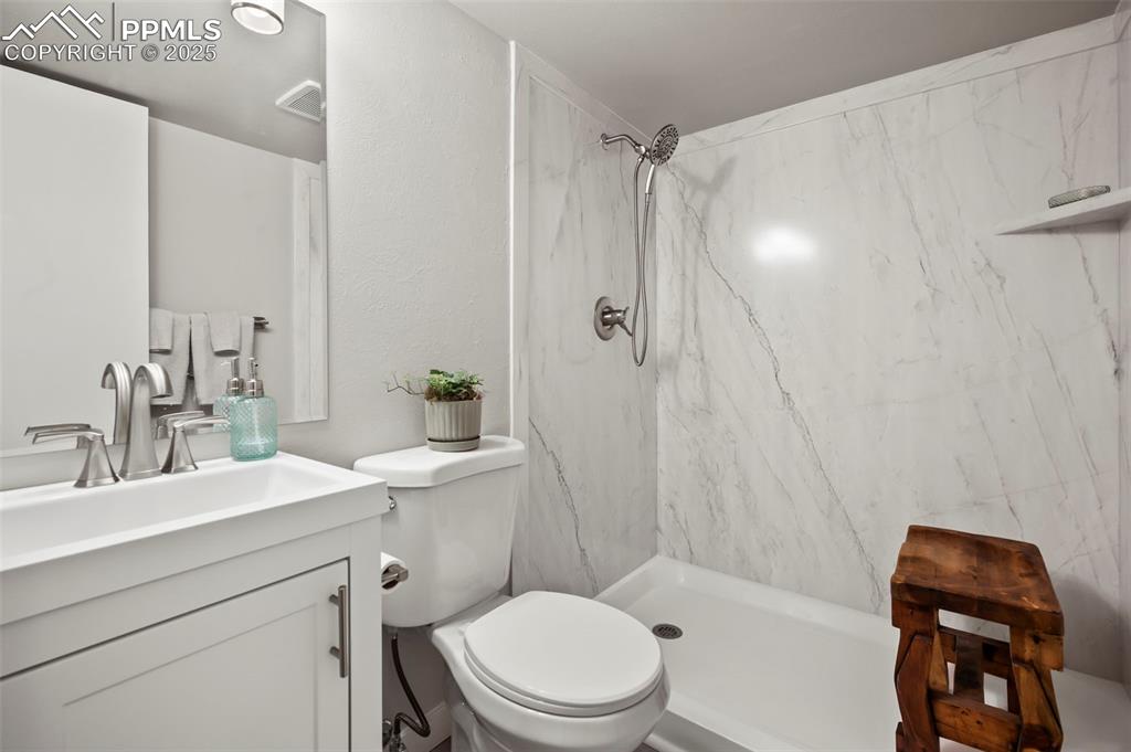 Image 18 of 22: Bathroom