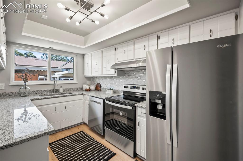 Image 7 of 22: Kitchen