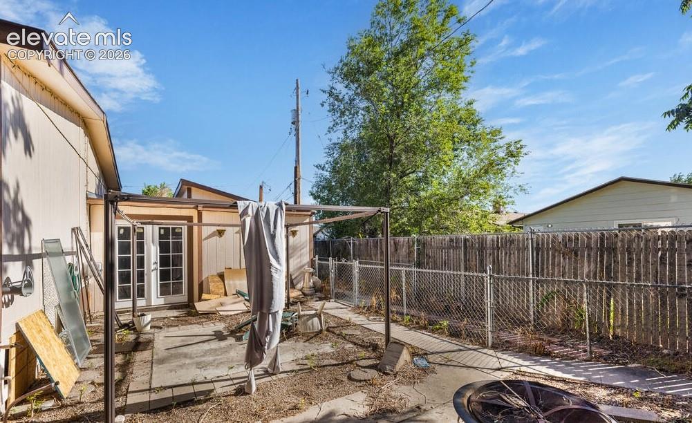 Image 9 of 11: Yard