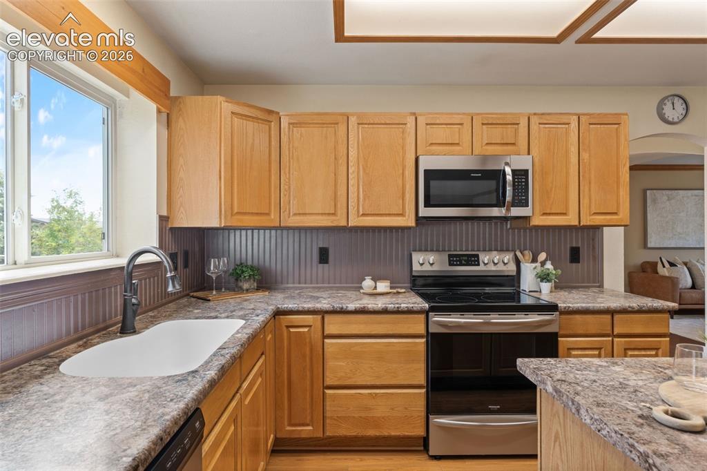 Image 13 of 48: Kitchen