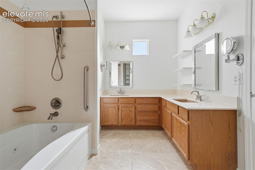 Image 16 of 44: Bathroom