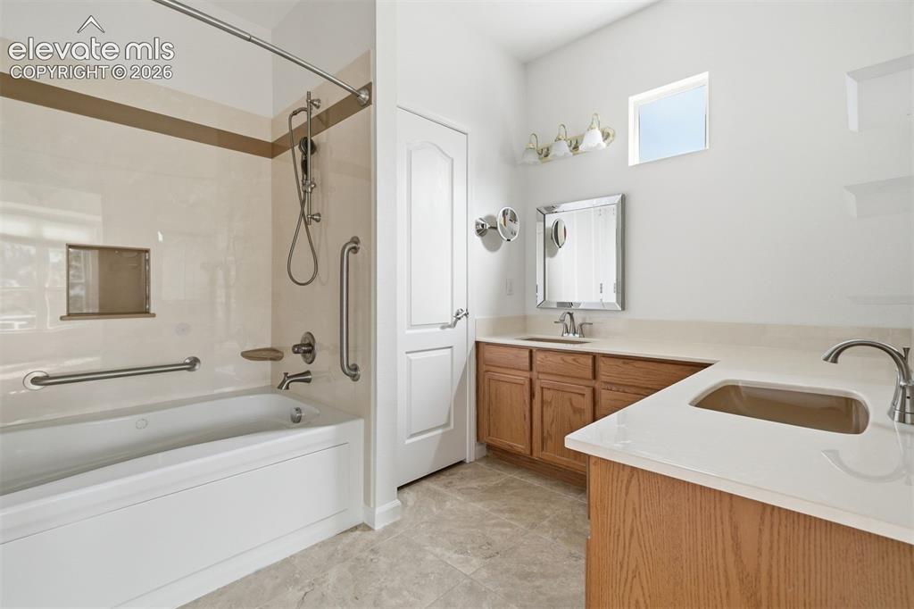 Image 17 of 44: Bathroom