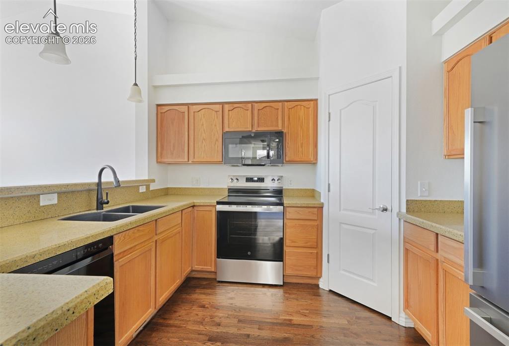 Image 19 of 44: Kitchen