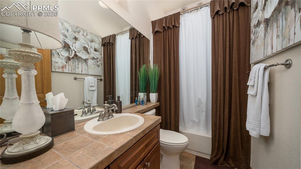 Image 23 of 42: Bathroom