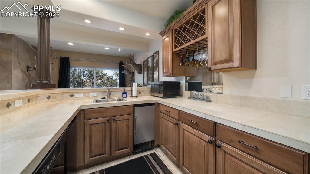 Image 28 of 42: Kitchen