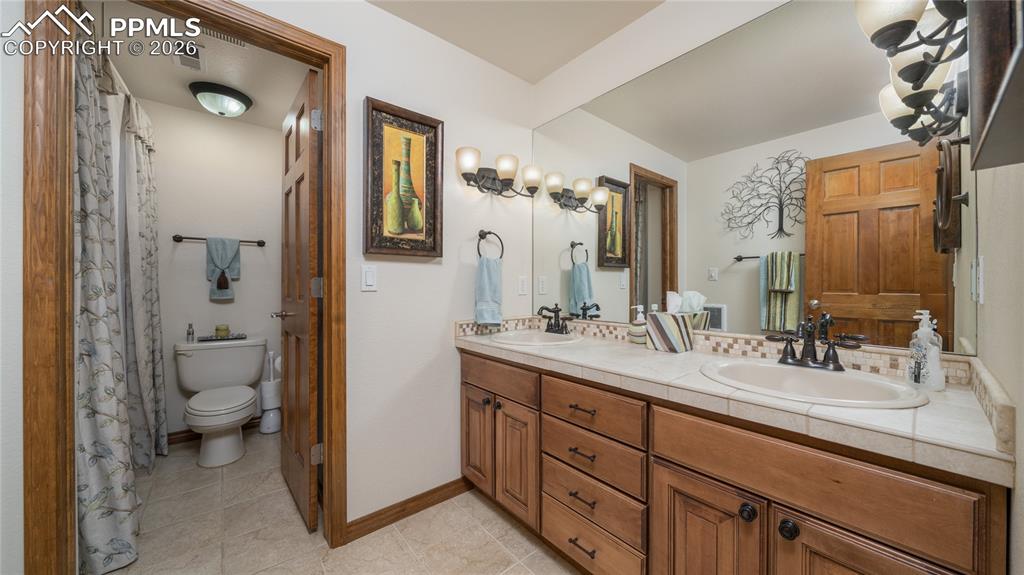 Image 32 of 42: Bathroom