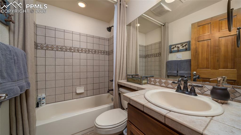 Image 35 of 42: Bathroom