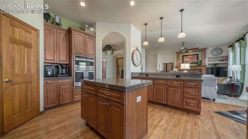 Image 5 of 42: Kitchen