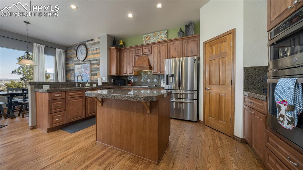 Image 7 of 42: Kitchen