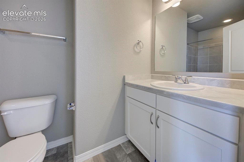 Image 14 of 15: Bathroom