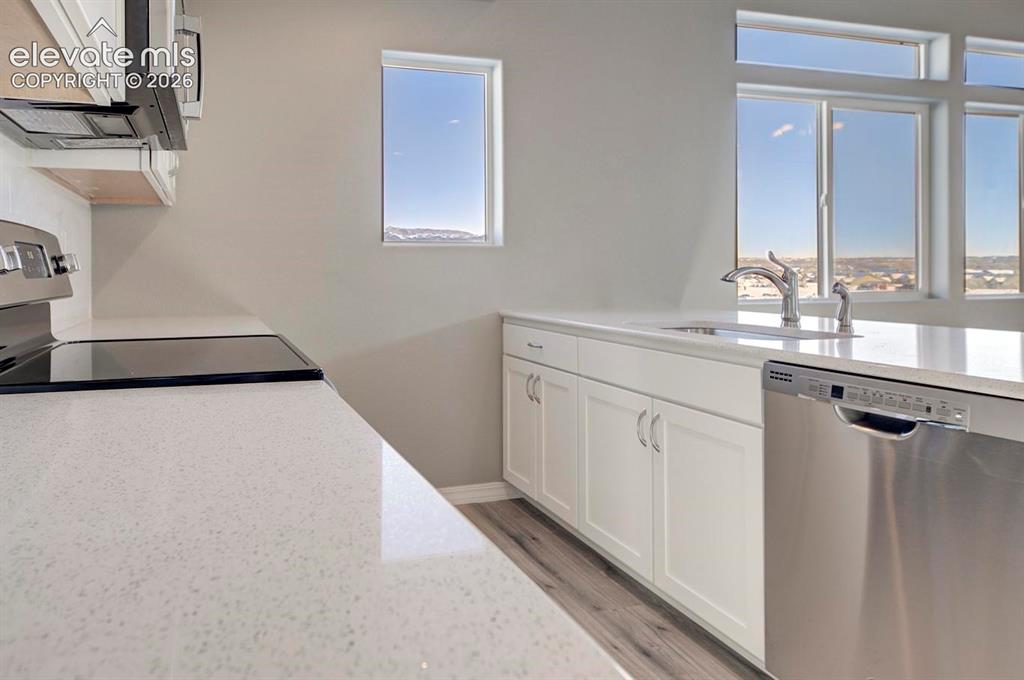 Image 7 of 15: Kitchen